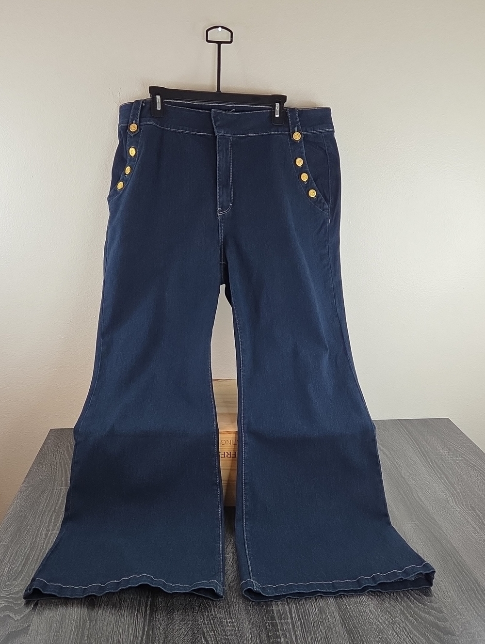 Bloomchic Womans 22 Denim Dark Wash NWT $46 Classy Gold Tone Buttons